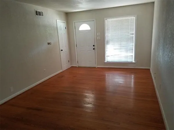 $1,800 | 1401 West Lovers Lane, Arlington, TX 76013