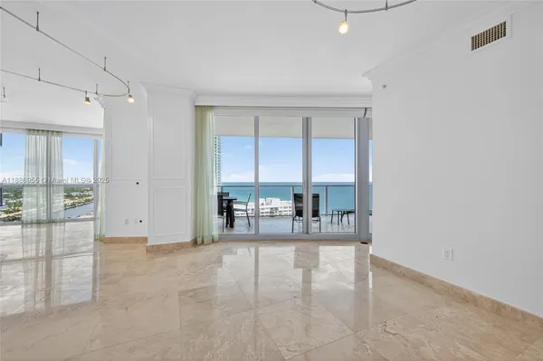 a view of empty room with a kitchen
