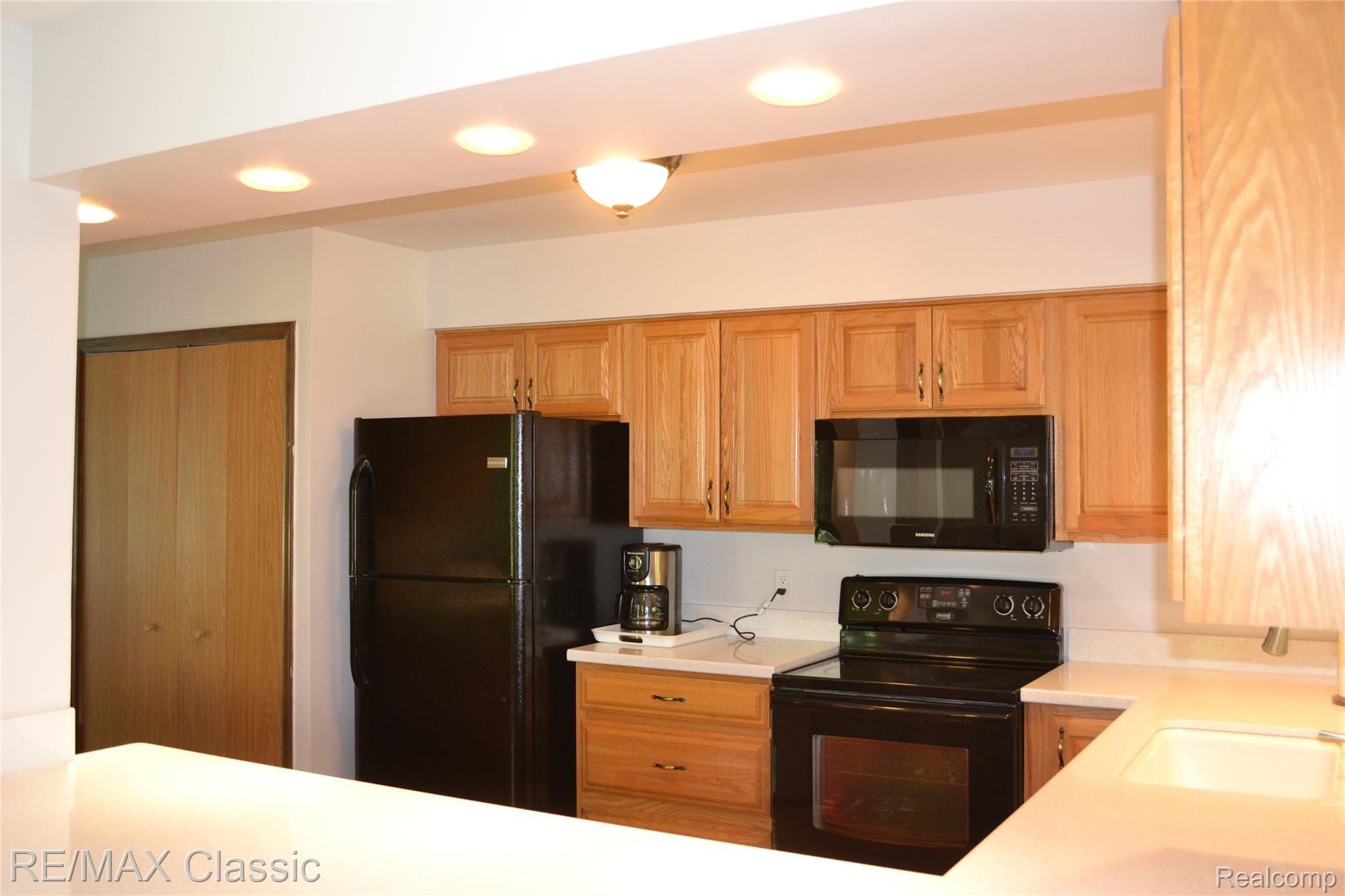 4443 Ravinewood Drive Commerce Township, MI 48382 - Photo 11 of 46 Kitchen