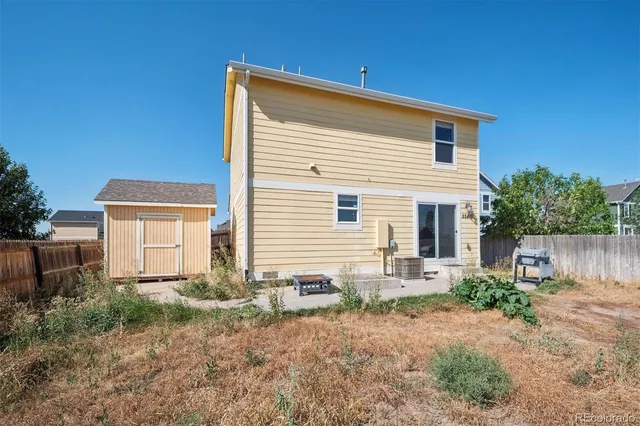 a view of a house with backyard and garden