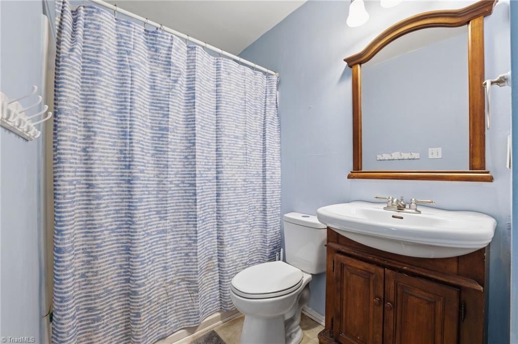 3546 Lewiston Road Greensboro, NC 27410 - Photo 17 of 32 Primary bath with shower/tub combo