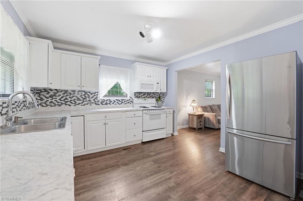 3546 Lewiston Road Greensboro, NC 27410 - Photo 10 of 32 Kitchen with access to living room