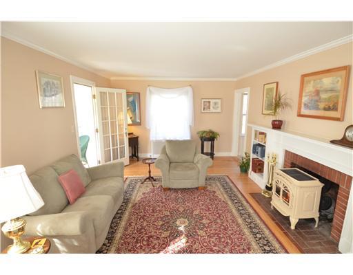 35 Dirigo Street Portland, ME 04102 - Photo 3 of 14 Living Room.