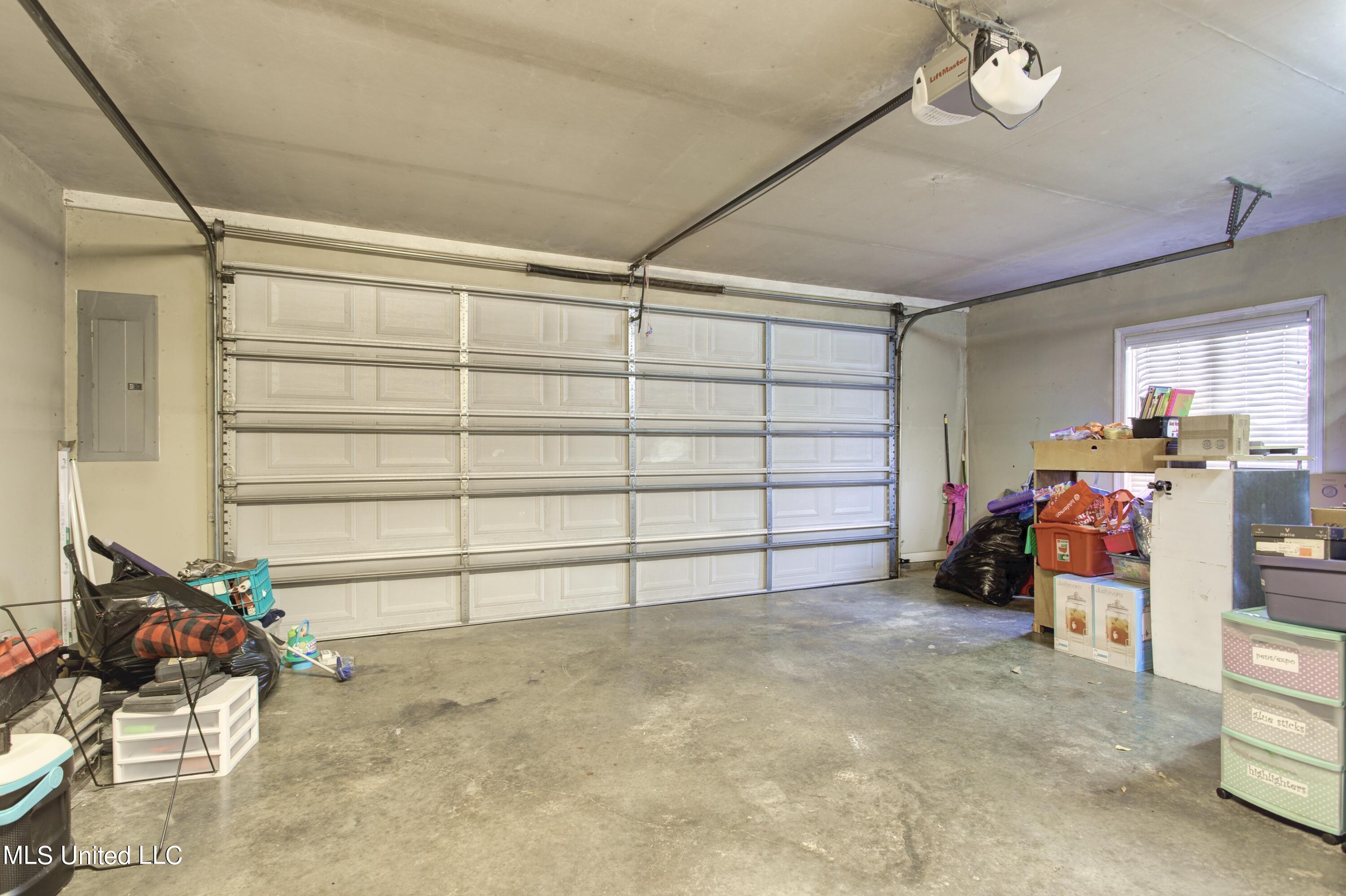 560 Ridge View Drive Hernando, MS 38632 - Photo 28 of 37 garage