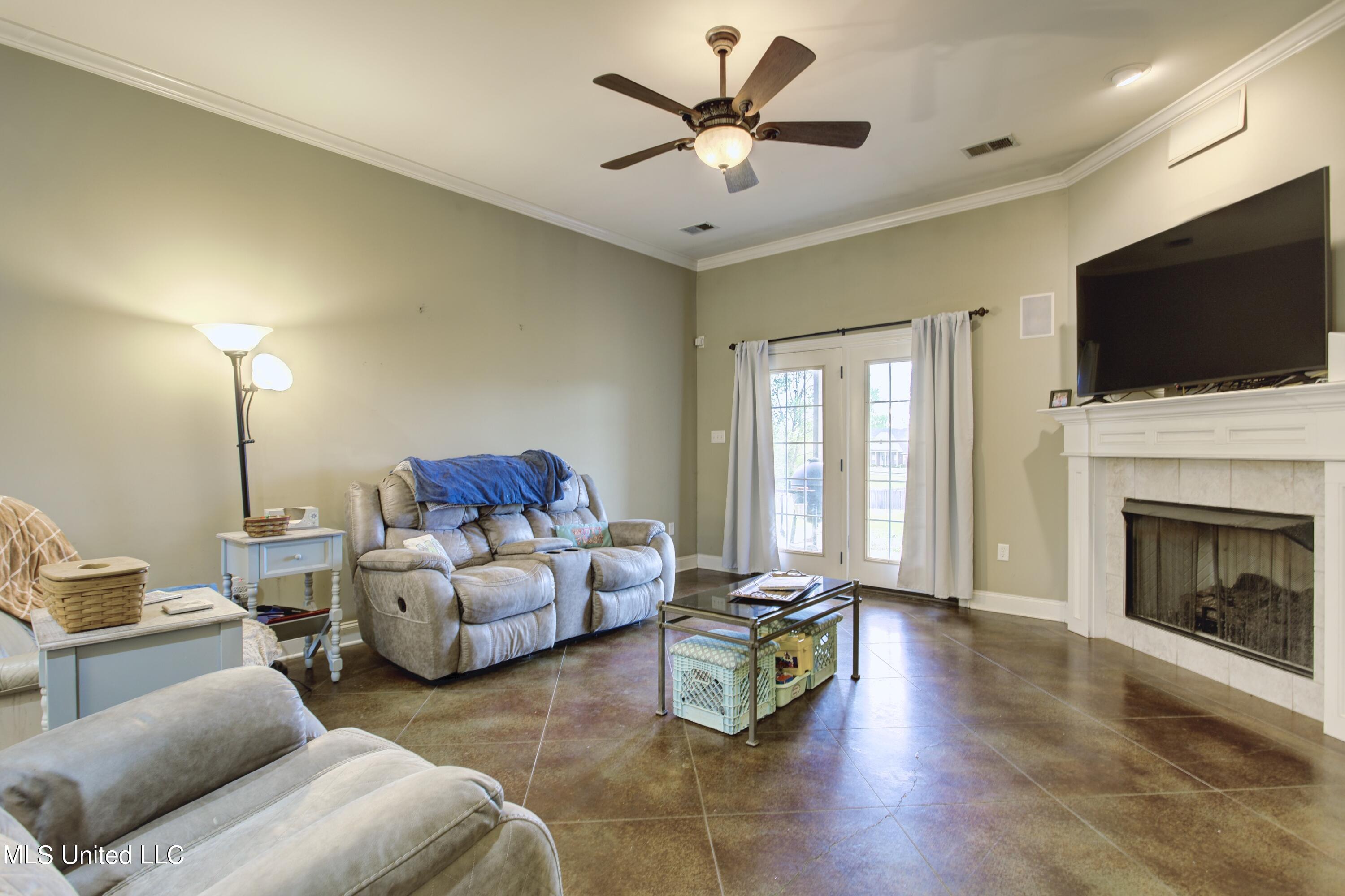 560 Ridge View Drive Hernando, MS 38632 - Photo 6 of 37 living room 1a
