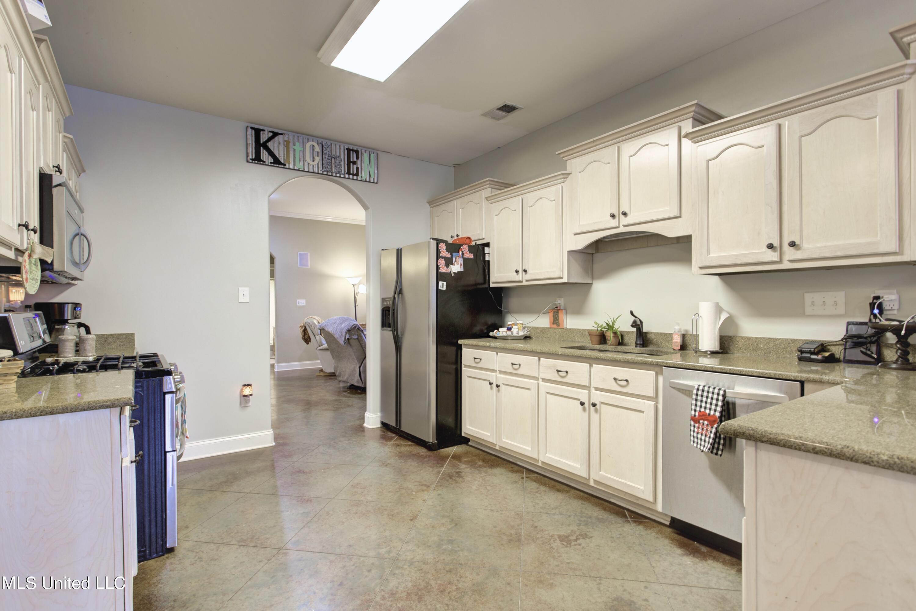 560 Ridge View Drive Hernando, MS 38632 - Photo 9 of 37 kitchen 1a