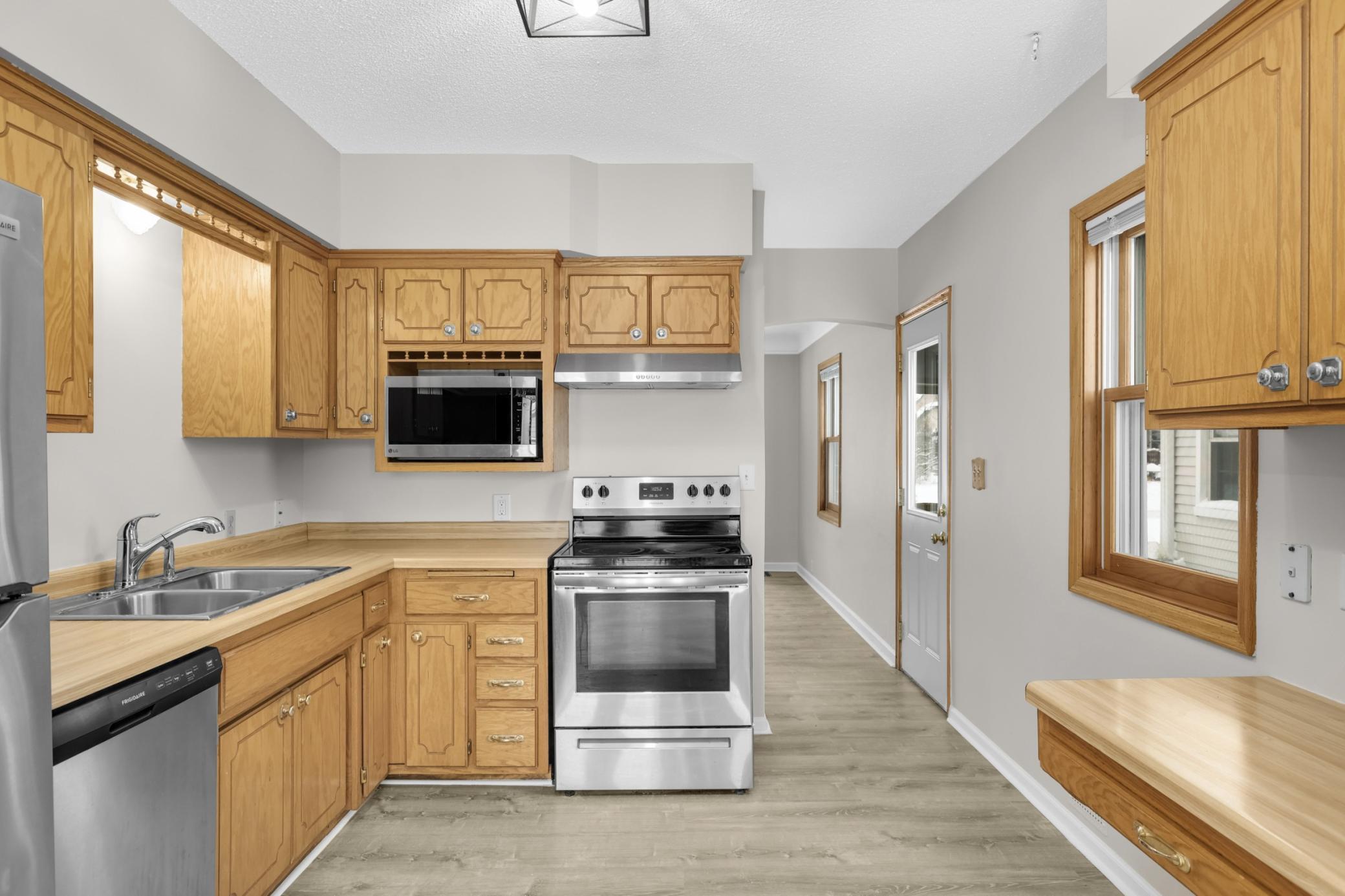 3744 Perry Avenue North Minneapolis, MN 55422 - Photo 7 of 54