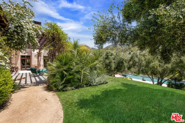 a view of yard with green space