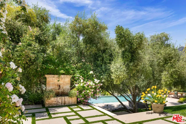 a view of a chairs and table in a backyard