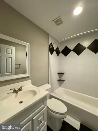 $2,095 | 803 Cathedral Street, Unit 2, Baltimore, MD 21201