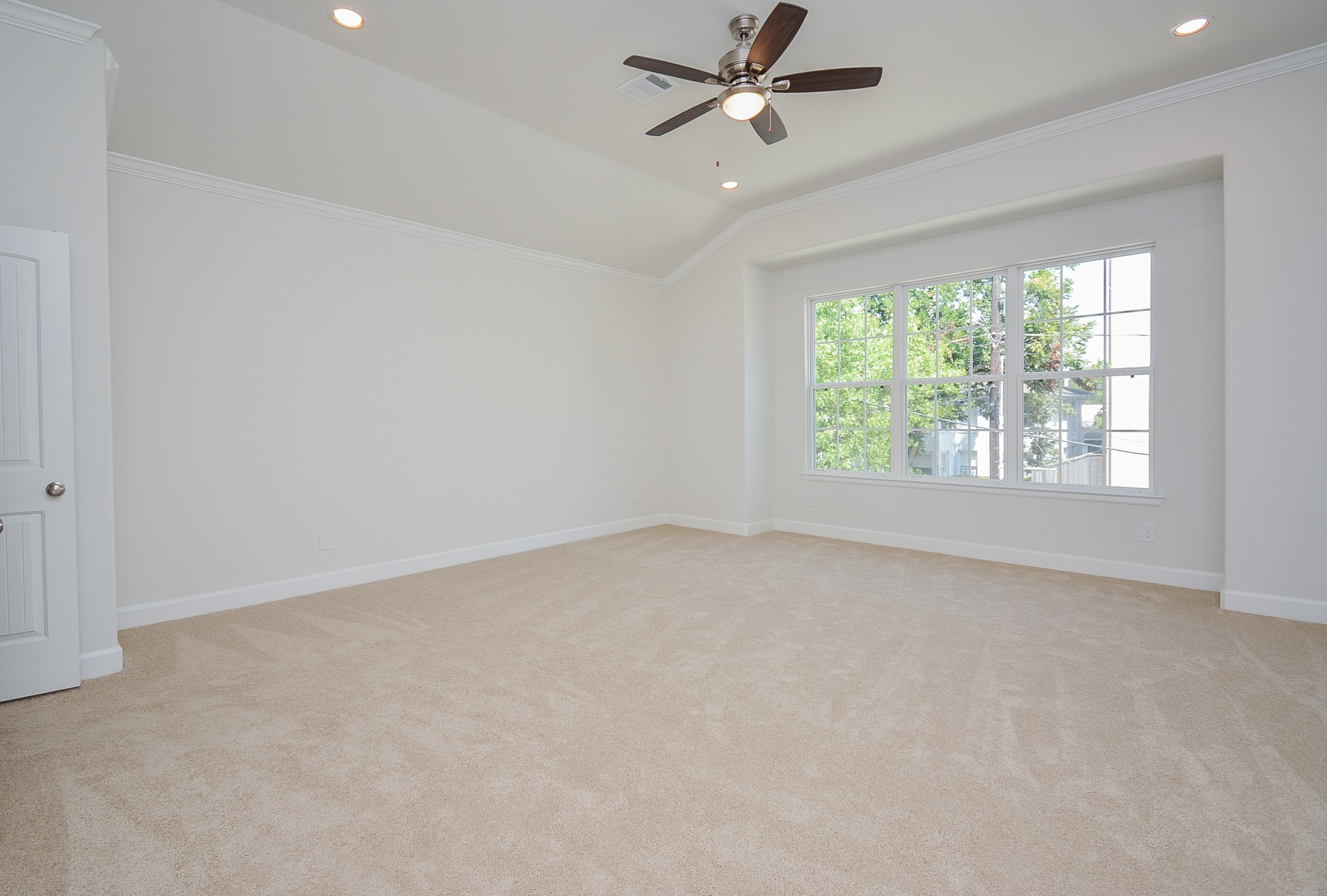 1847 Sul Ross Street Houston, TX 77098 - Photo 21 of 42 an empty room with a window