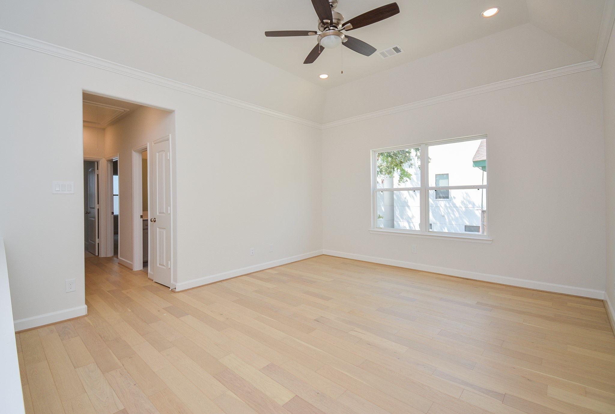 1847 Sul Ross Street Houston, TX 77098 - Photo 29 of 42 an empty room with windows and closet