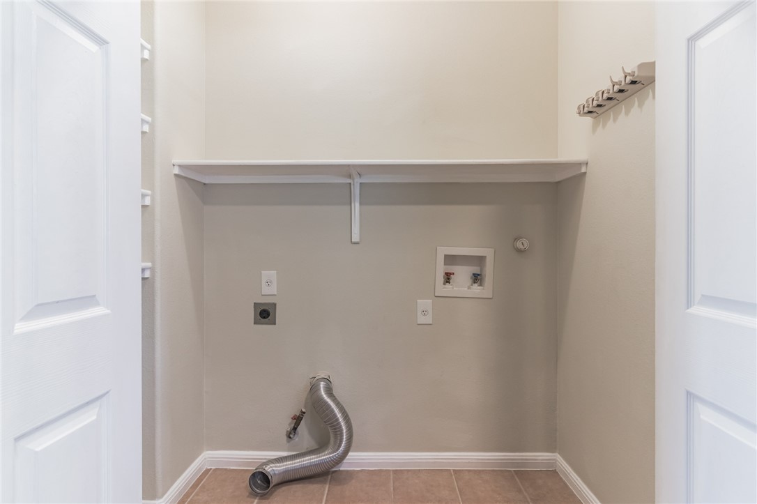 5625 Signal Point Austin, TX 78724 - Photo 15 of 28 Utility Room is inside the house. Has hook up for gas or electric dryer.