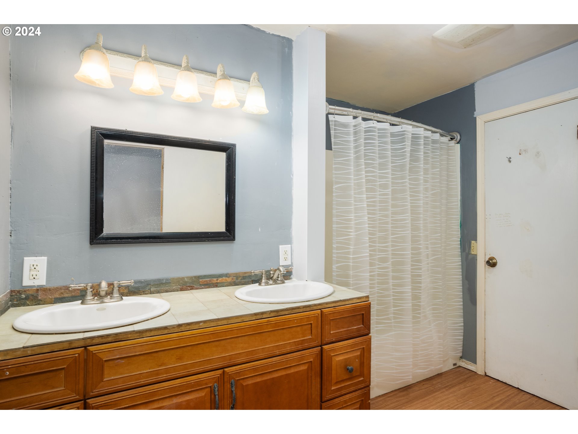 30356 South Grays Hill Road Colton, OR 97017 - Photo 16 of 27 a bathroom with a sink and a mirror