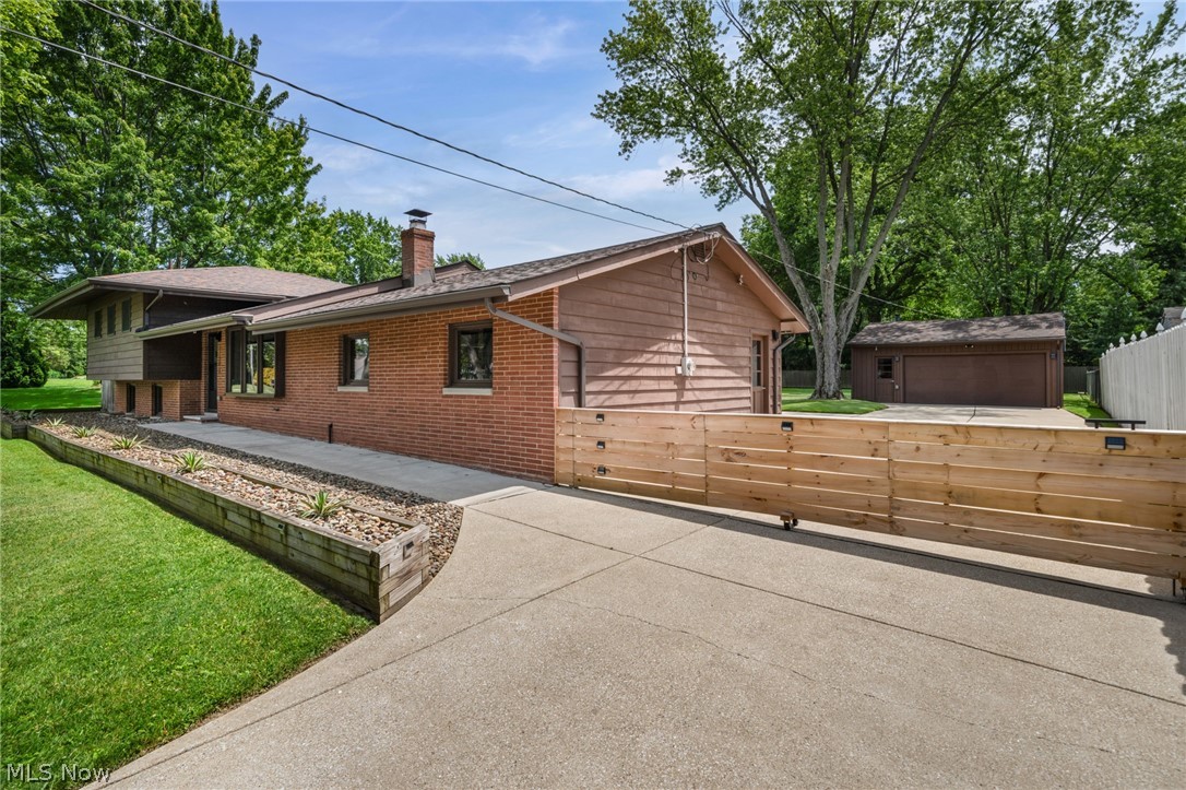 17583 Shurmer Road Strongsville, OH 44136 - Photo 4 of 50