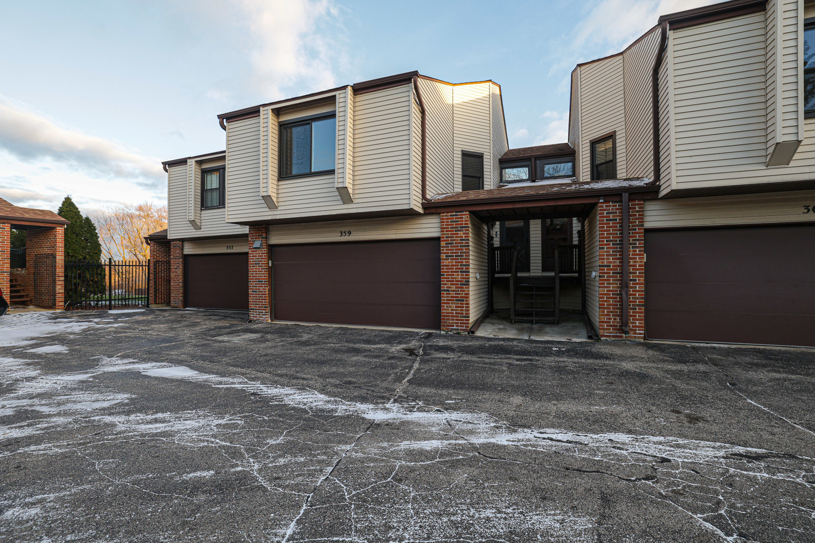 359 Juniper Tree Court Hoffman Estates, IL 60169 - Photo 2 of 32