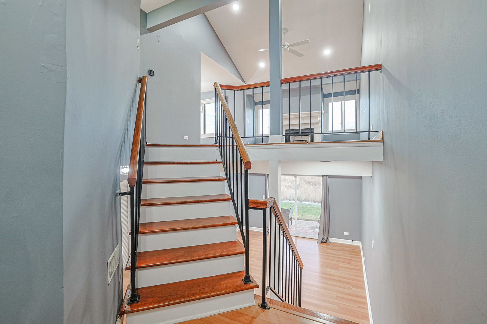 359 Juniper Tree Court Hoffman Estates, IL 60169 - Photo 3 of 32