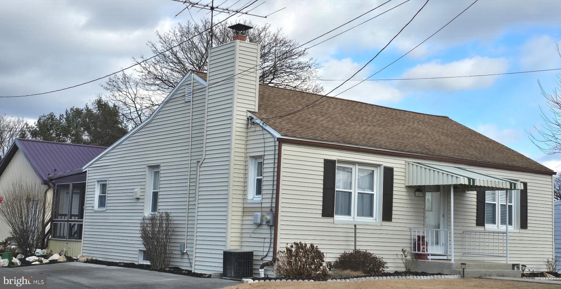 a view of a house with a yard