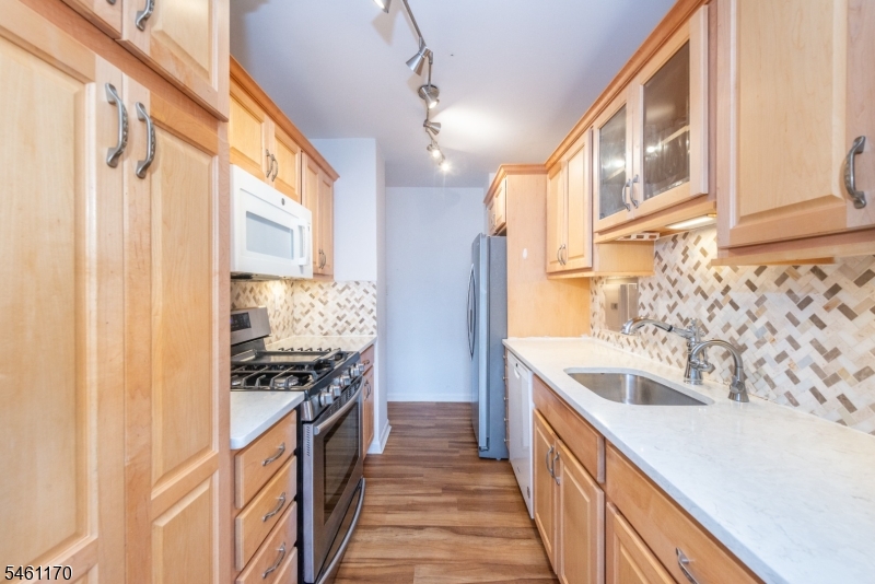 530 Valley Road, Unit 7Z Montclair, NJ 07043 - Photo 3 of 25 Gallery Image 3