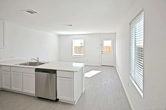 $1,195 | 11806 Bluebell, Converse, TX 78109