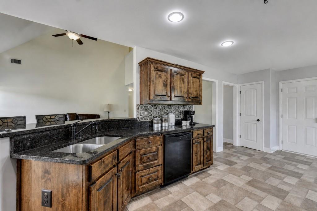 82 Lake Point Court Jefferson, GA 30549 - Photo 12 of 57