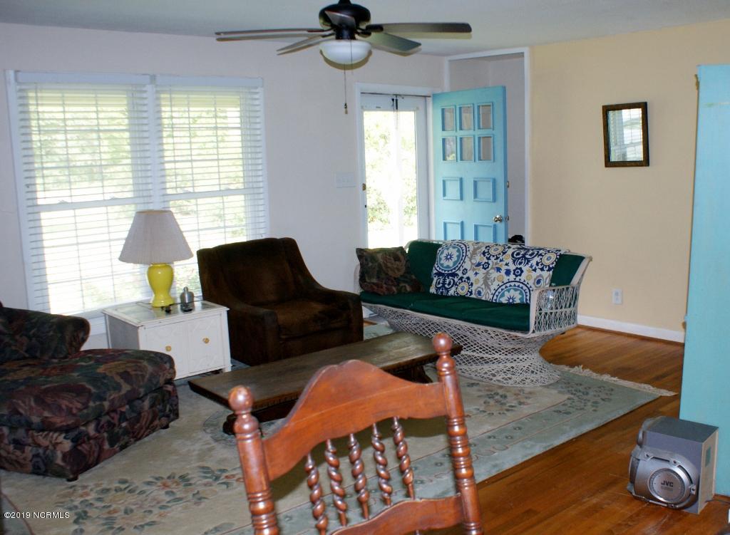 4407 Country Club Road Morehead City, NC 28557 - Photo 11 of 20 Living Room