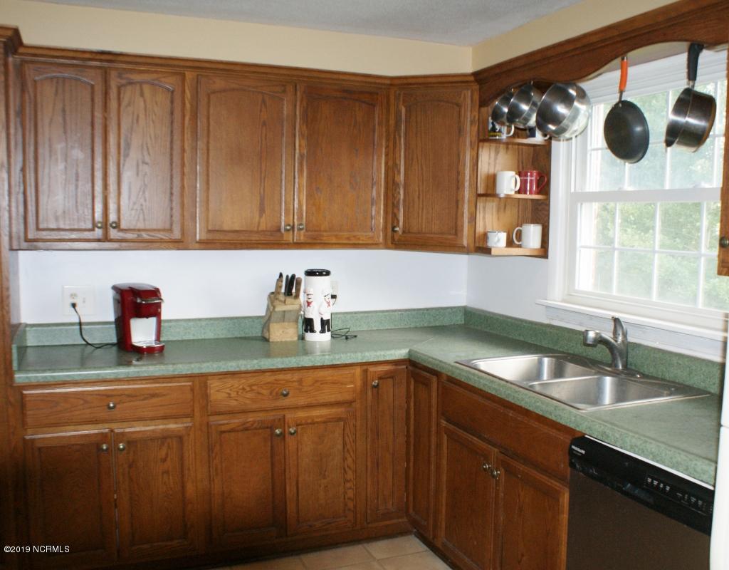 4407 Country Club Road Morehead City, NC 28557 - Photo 13 of 20 Kitchen with Back Yard View