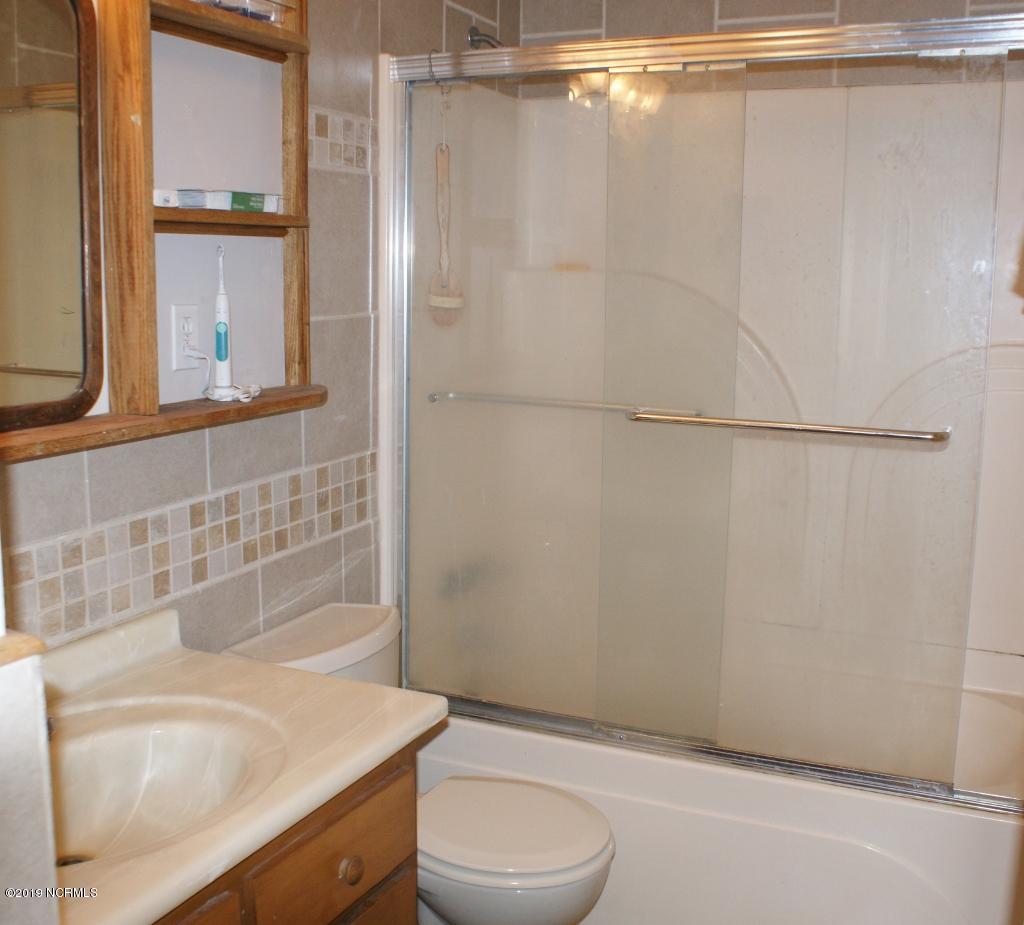 4407 Country Club Road Morehead City, NC 28557 - Photo 19 of 20 Full Bath in Hallway