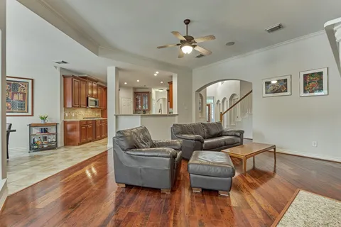 $750,000 | 11 East French Oaks Circle, The Woodlands, TX 77382