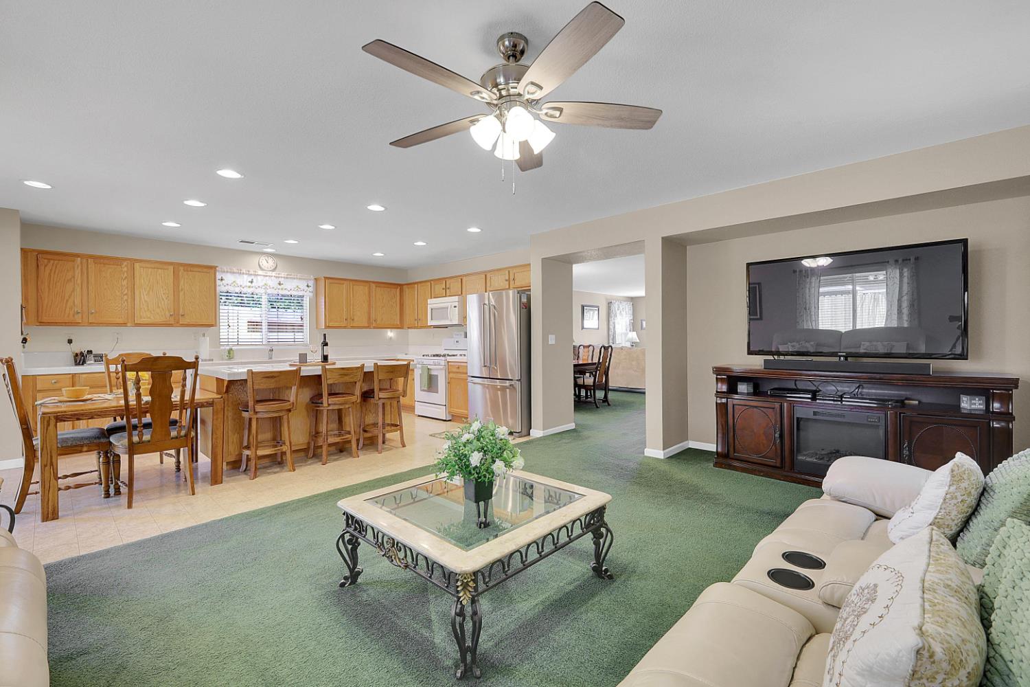 9840 Ellis Way Live Oak, CA 95953 - Photo 18 of 44 a living room with furniture and a flat screen tv