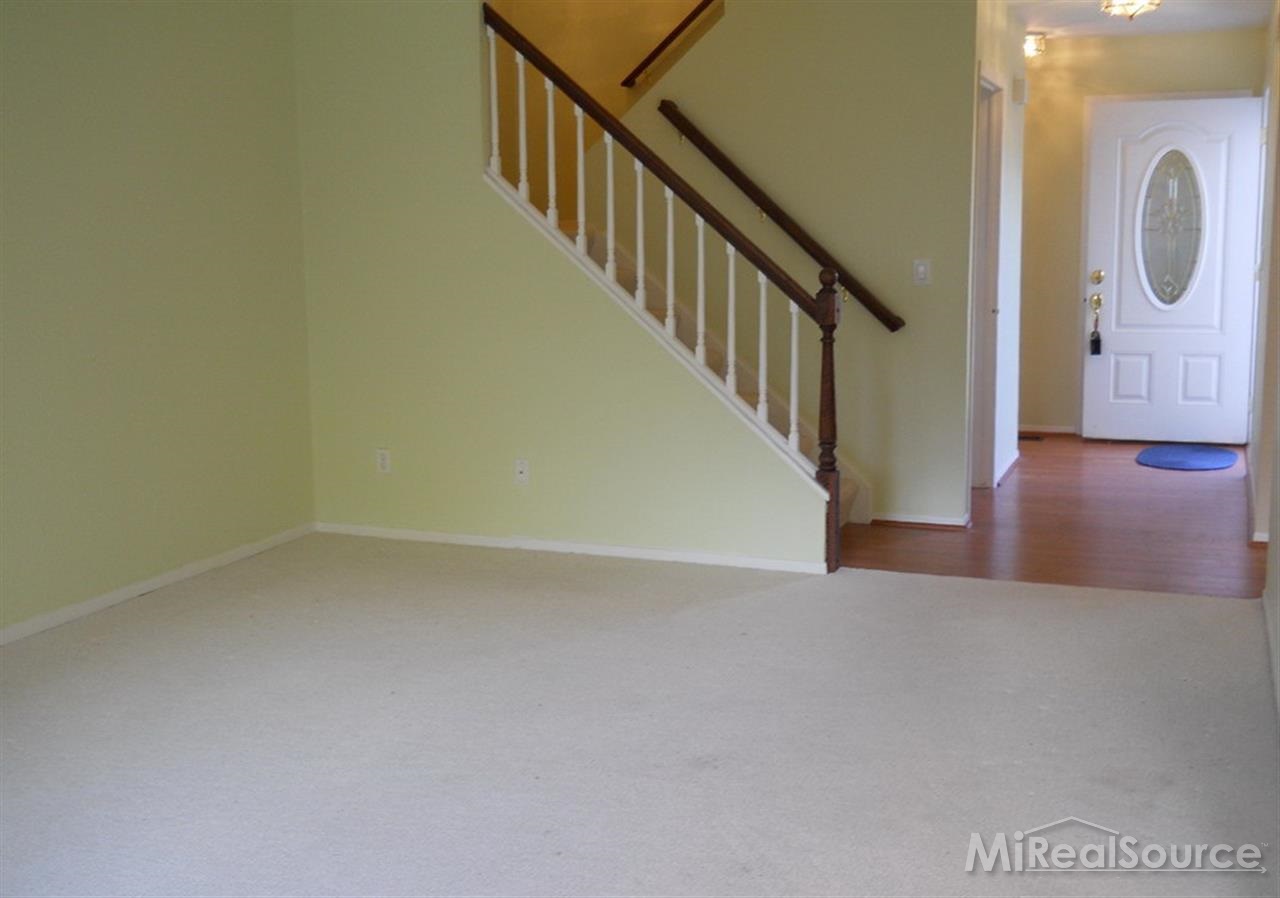 68 Stratford Lane Rochester, MI 48309 - Photo 2 of 20 31185653-1.JPG