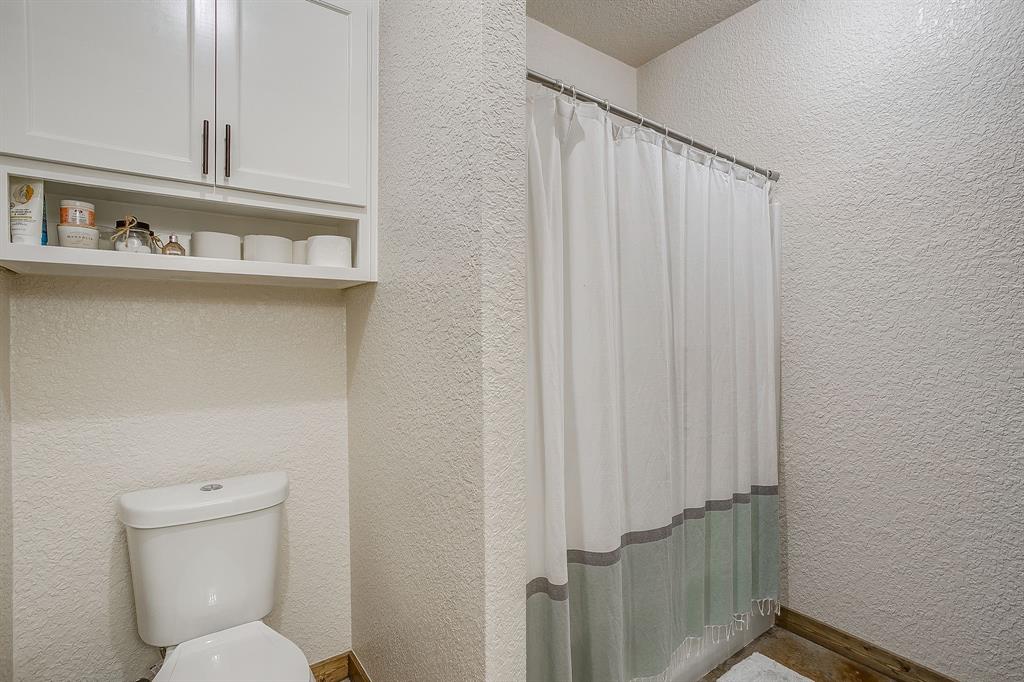 201 Curry Road Waxahachie, TX 75167 - Photo 22 of 40 a bathroom with a toilet and a sink