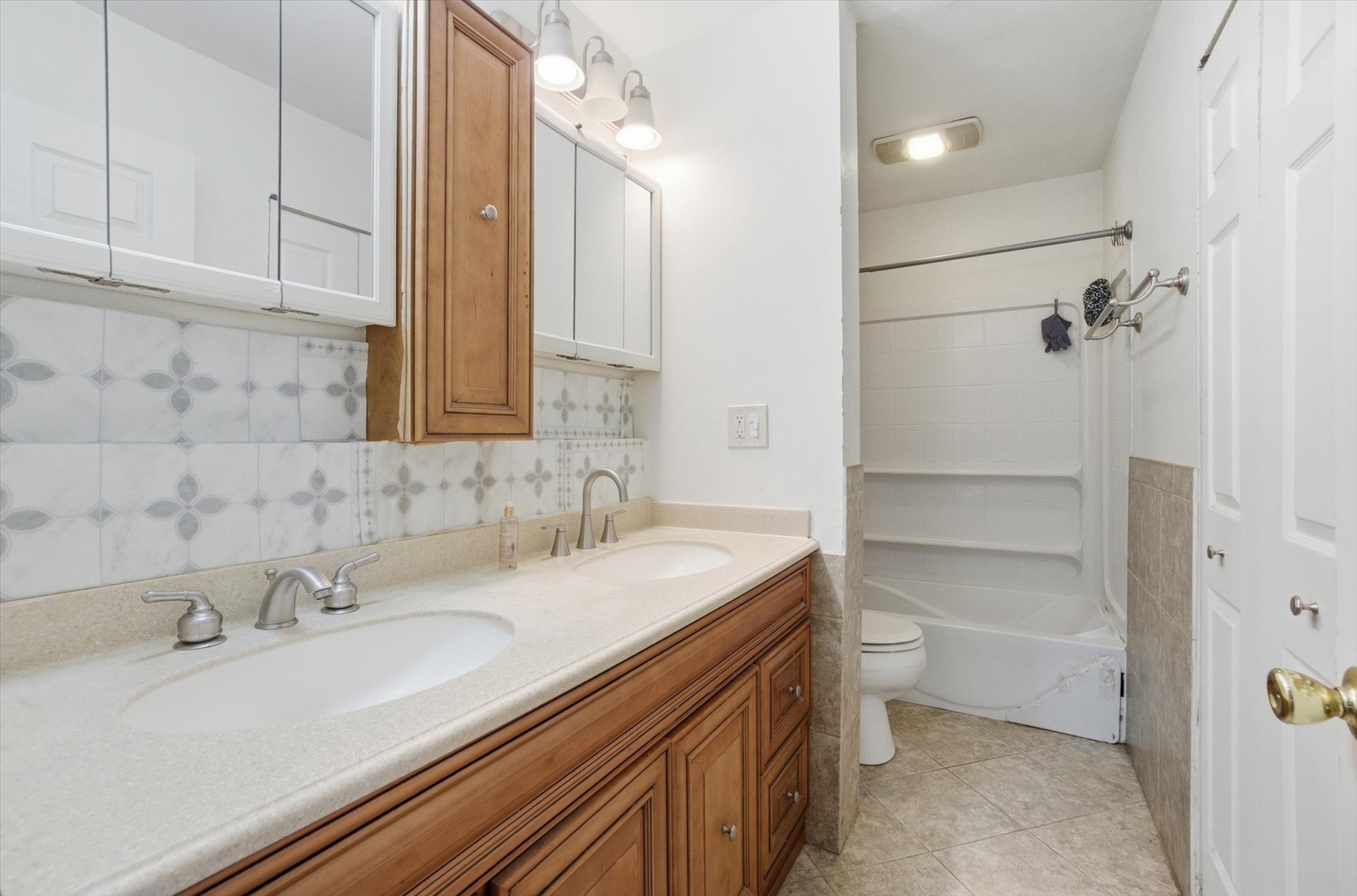 413 Buffalo Trail Wheeling, IL 60090 - Photo 13 of 29 a bathroom with a sink and a mirror
