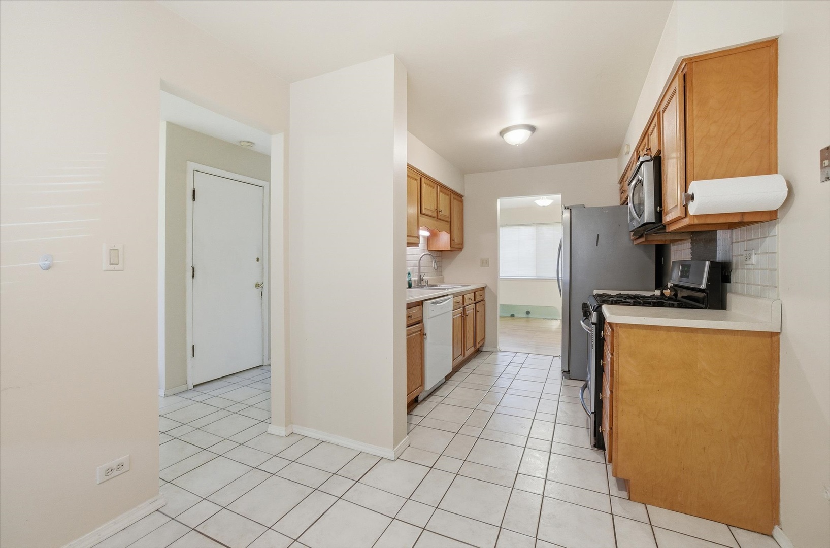 413 Buffalo Trail Wheeling, IL 60090 - Photo 3 of 29 a kitchen with stainless steel appliances granite countertop a refrigerator and a stove