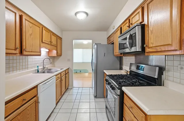 $329,900 | 413 Buffalo Trail, Wheeling, IL 60090