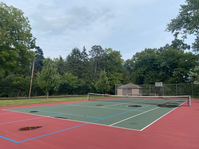 141 South Lakeshore Drive, Unit B1 Racine, WI 53403 - Photo 4 of 26 a view of a tennis court