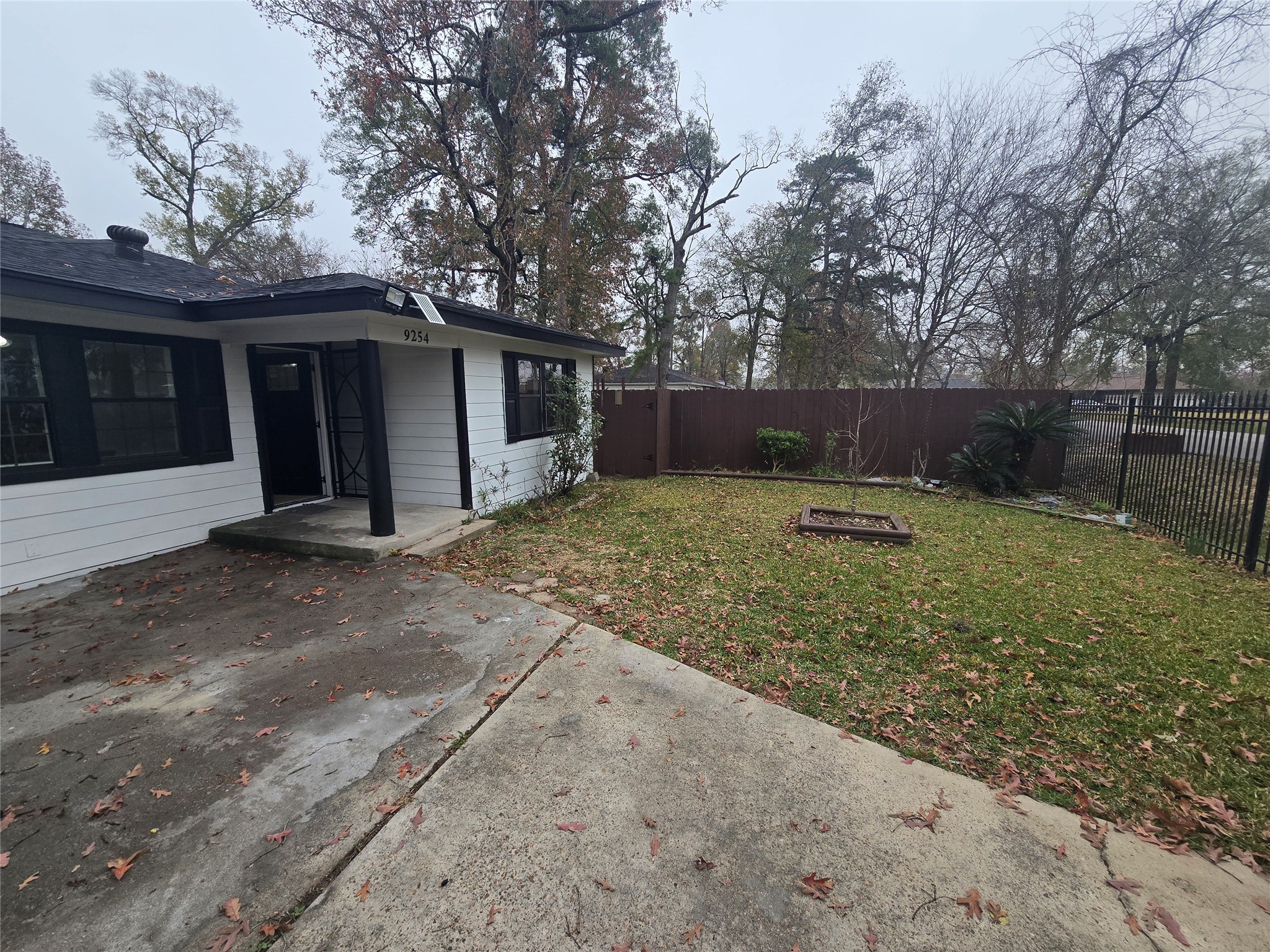 9254 Haddick Street Houston, TX 77028 - Photo 2 of 18 a backyard of a house with lots of green space
