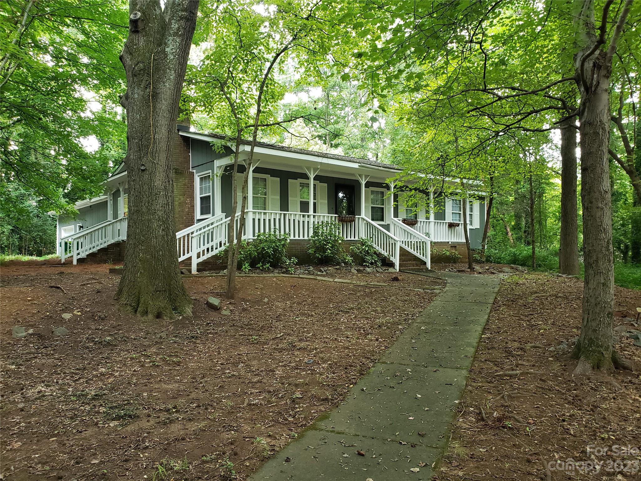a view of a house with backyard and garden