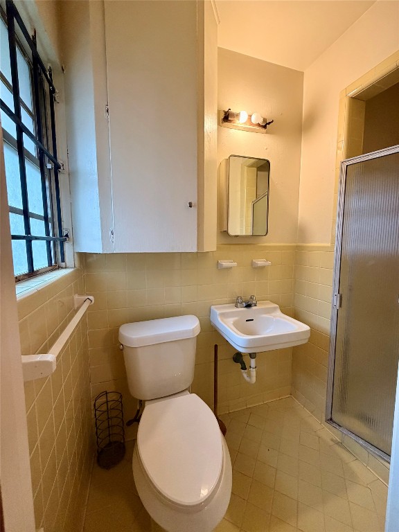 6211 Schevers Street Houston, TX 77087 - Photo 16 of 28 a bathroom with a toilet a sink and a mirror