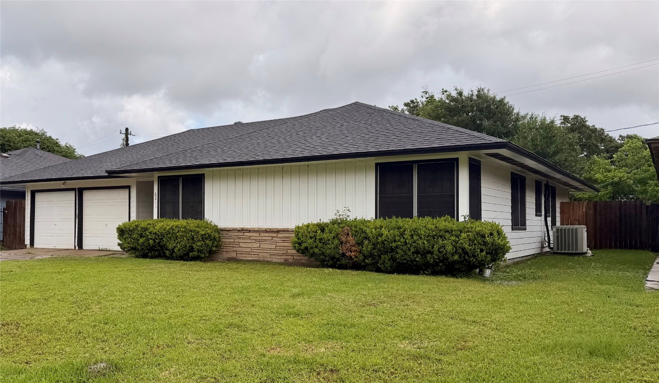 6211 Schevers Street Houston, TX 77087 - Photo 3 of 28 a house view with a garden space