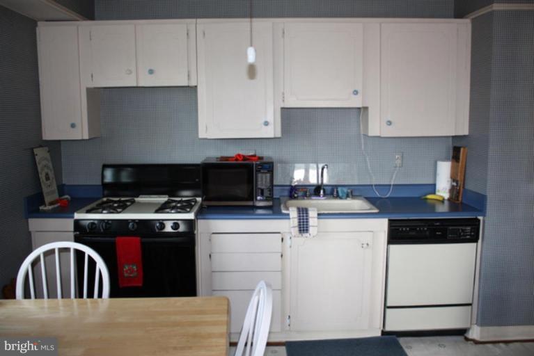 213 Atlanta Road Pasadena, MD 21122 - Photo 3 of 23 Kitchen