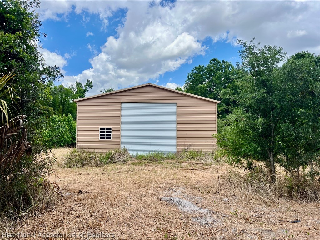 1298 Old Bradenton Road Wauchula, FL 33873 - Photo 2 of 7 a backyard of house with green space