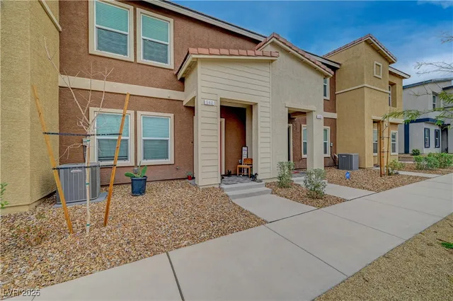 $359,999 | 542 Foothill Cove Lane, Henderson, NV 89002