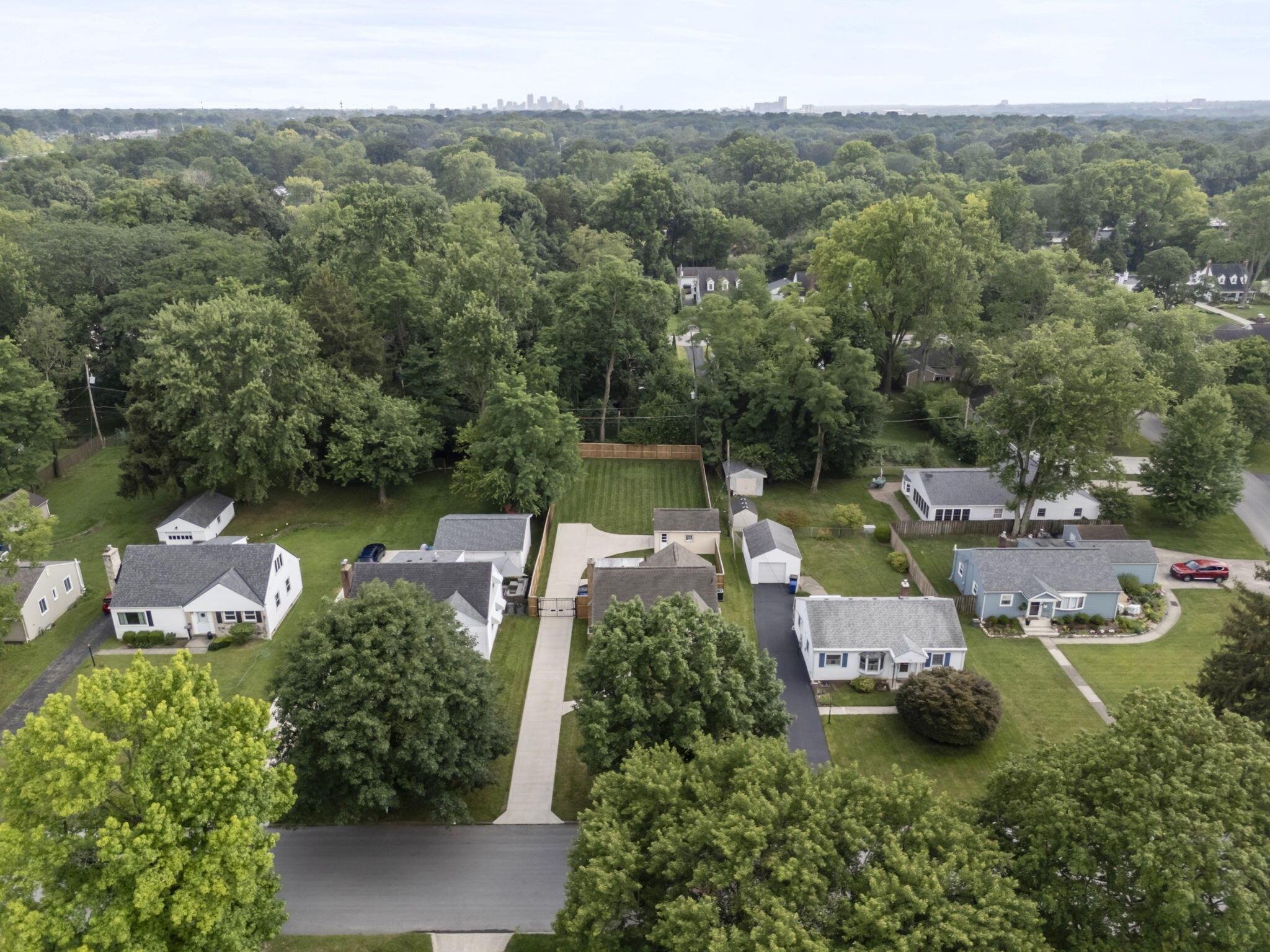 591 East Beaumont Road Columbus, OH 43214 - Photo 58 of 68 3-web-or-mls-DJI_20250715153526_0356_D