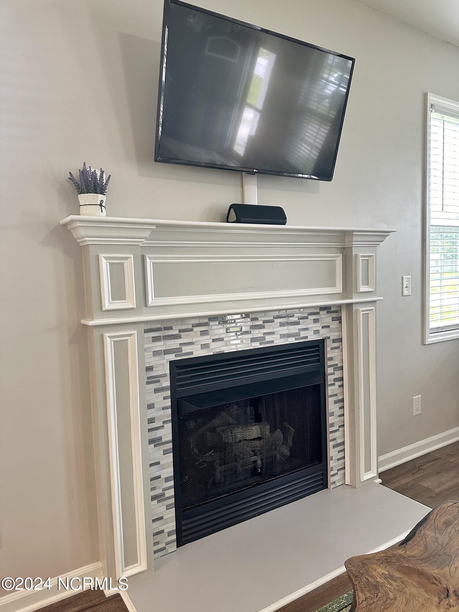 302 South Windy Ridge Road Hubert, NC 28539 - Photo 10 of 40 Livrm(1)