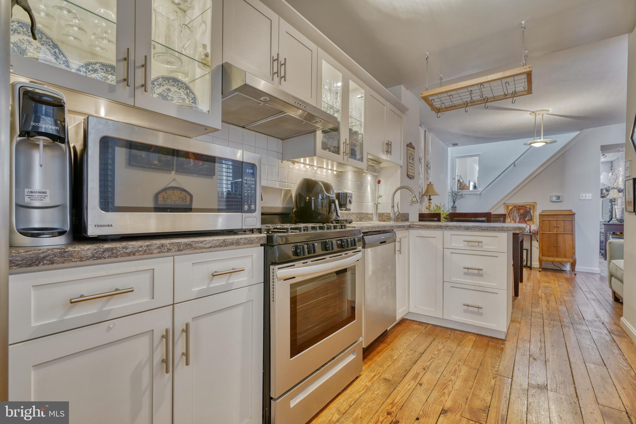 1409 Covington Street Baltimore, MD 21230 - Photo 11 of 31 Microwave conveys