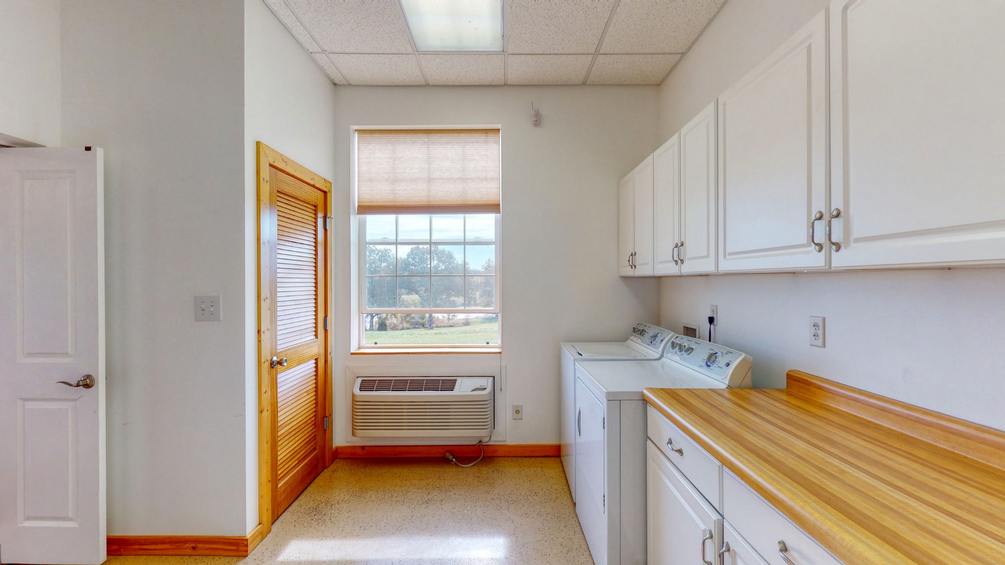 650 Humphrey Road Huntingdon, TN 38344 - Photo 13 of 24 a room with a bed and a window