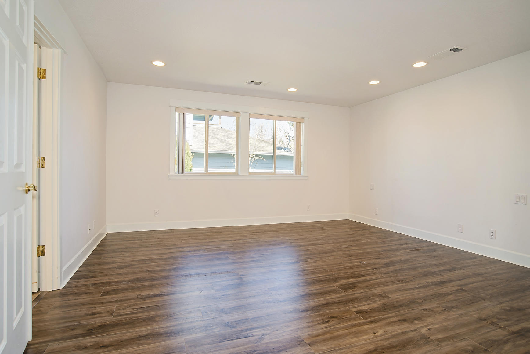 992 Spring Way Ashland, OR 97520 - Photo 11 of 21 an empty room with wooden floor and windows