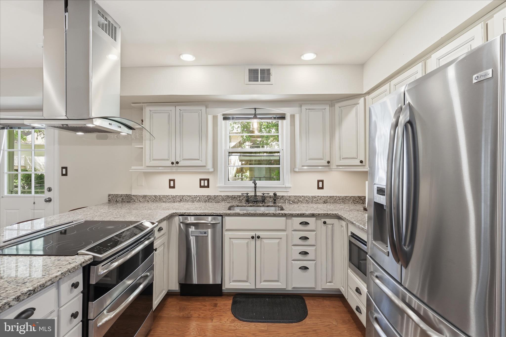 12014 Trossack Road Herndon, VA 20170 - Photo 11 of 29 Gallery Image 11
