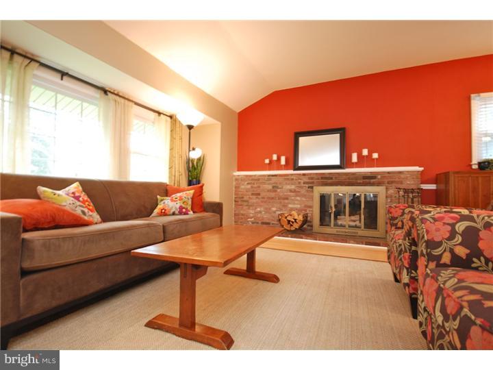 807 Richard Road Cherry Hill, NJ 08034 - Photo 3 of 25 Living Room